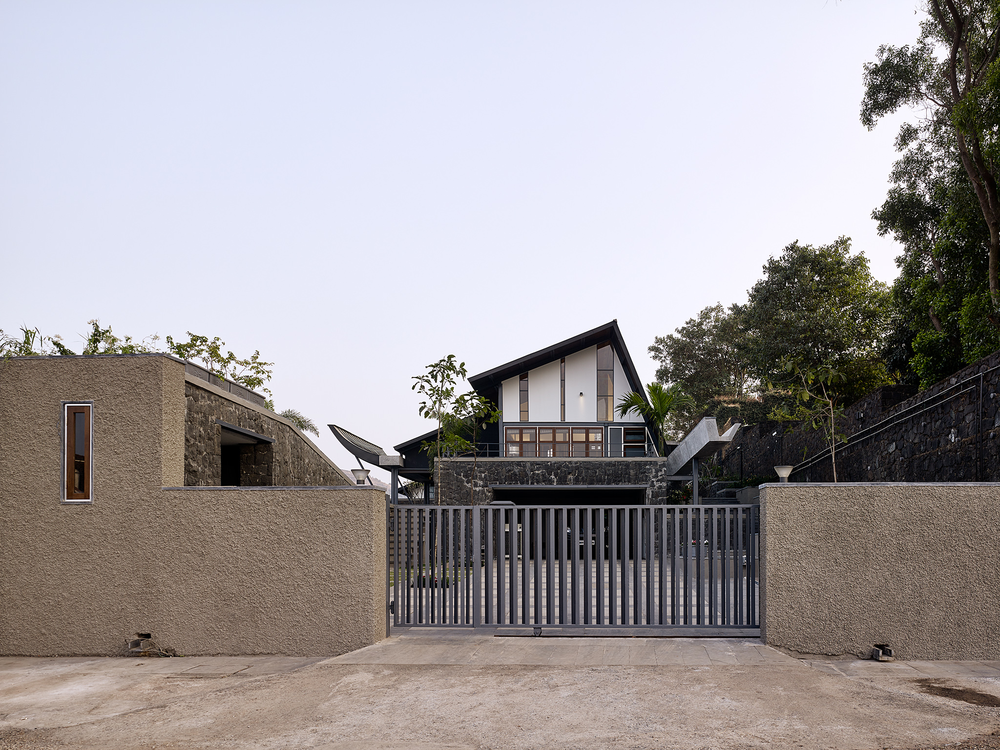 Opolis Architects, roof-house in Khandala